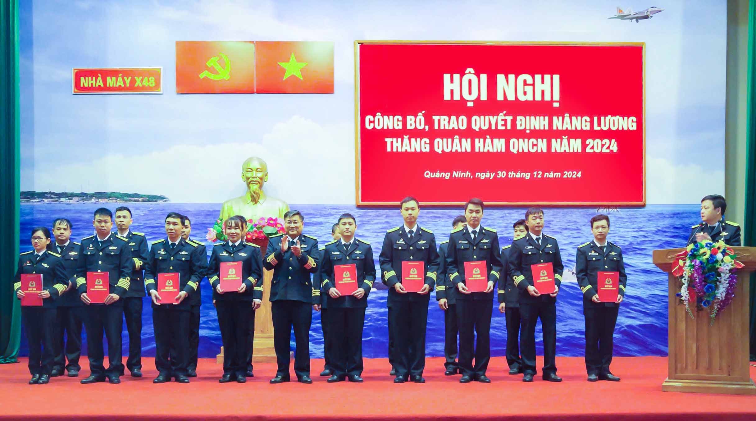 Thượng tá Cao Anh Tú - Giám đốc Nhà máy trao quyết định nâng lương, thăng quân hàm QNCN năm 2024