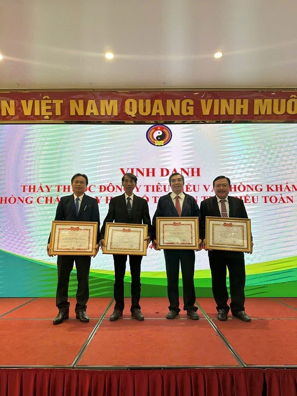 BS Nguyễn Phú Lâm (ngoài cùng bên phải), Chủ tịch Hội Đông y huyện Mang Thít, tỉnh Vĩnh Long là 1 trong số các "Thầy thuốc Đông y tiêu biểu toàn quốc 2024"